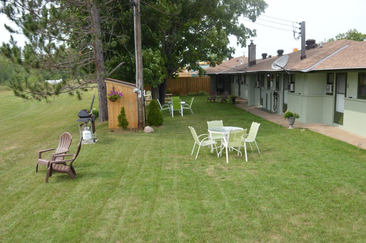 Barrys Bay Pinewood Inn מראה חיצוני תמונה