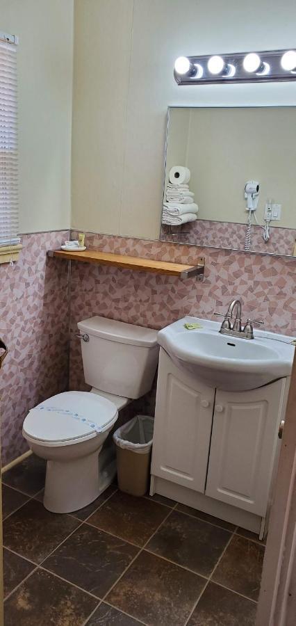 Barrys Bay Pinewood Inn מראה חיצוני תמונה